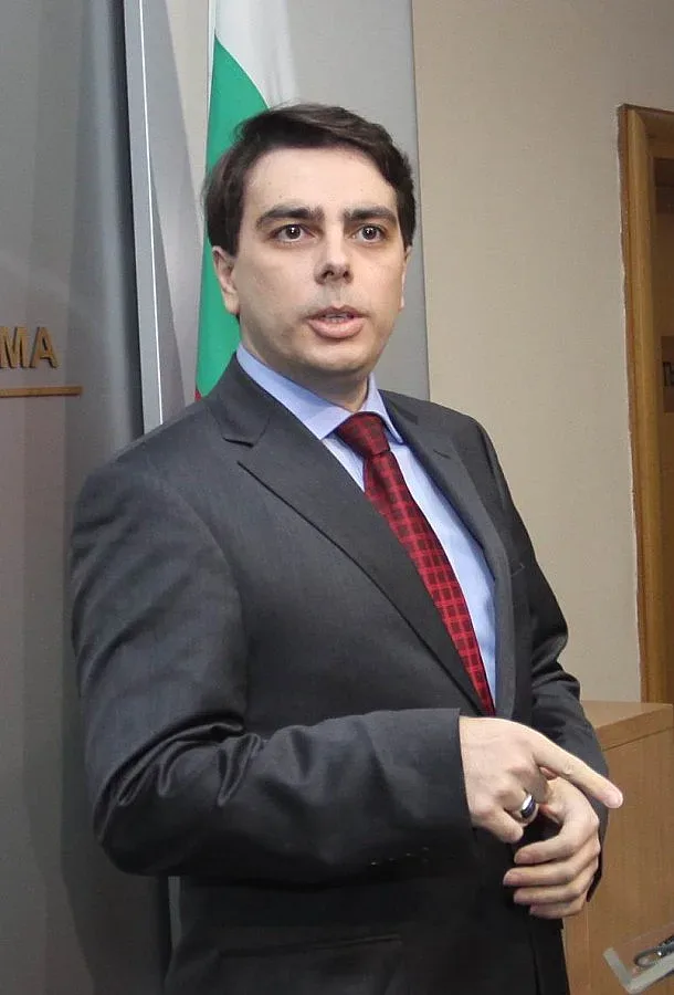 Василев: Може и да няма скок в цената на тока