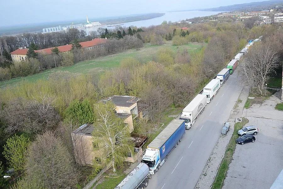 Пуснаха движението на ТИР-ове по Дунав мост