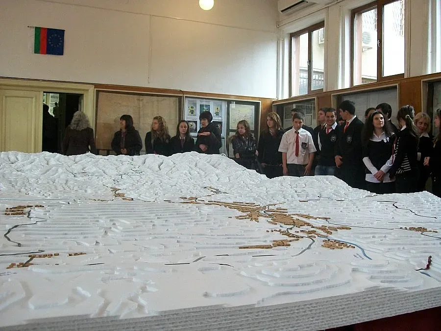 Ученици построиха макет на тунела под Шипка