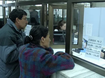 Средният доход продължава да пада