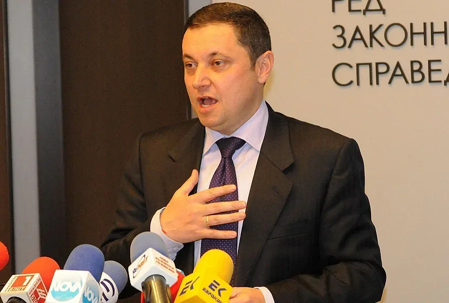 Яне атакува президента за военно гробище в Унгария 