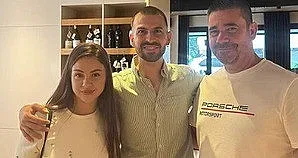 Чоткин се завърна в България. Отиде в култов ресторант