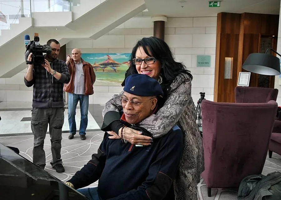 Данчето Христова разцелува Чучо Валдес