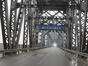 Спряха движението по Дунав мост за камиони