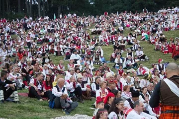 Без телефони, само по народна носия. Започна най-популярният фестивал