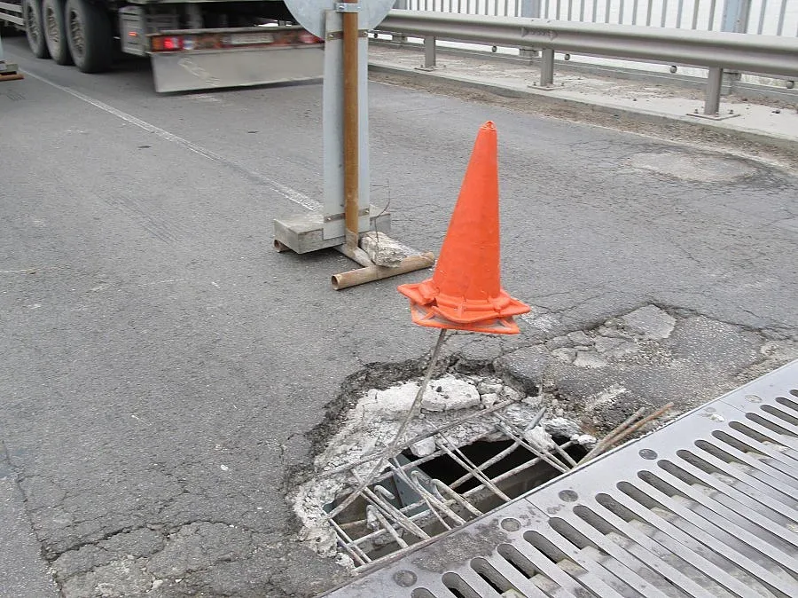 Дупка зейна на Дунав мост