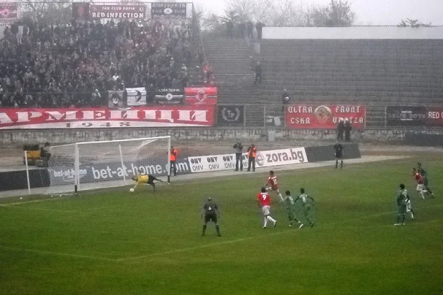 Церберка гони мъж с патерици от стадиона
