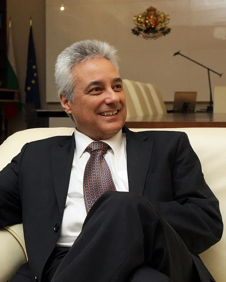 Търсят досие на Марин Райков