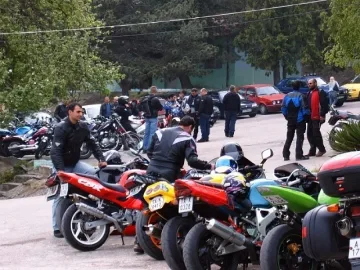 Шоу на мотори и рок музика край пътя за Гърция