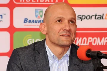 Сухия вдигна червен картон на съдията