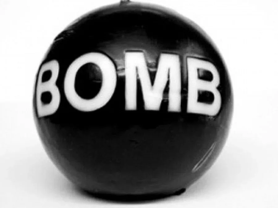 Бомба гръмна пред чейндж в Хасково