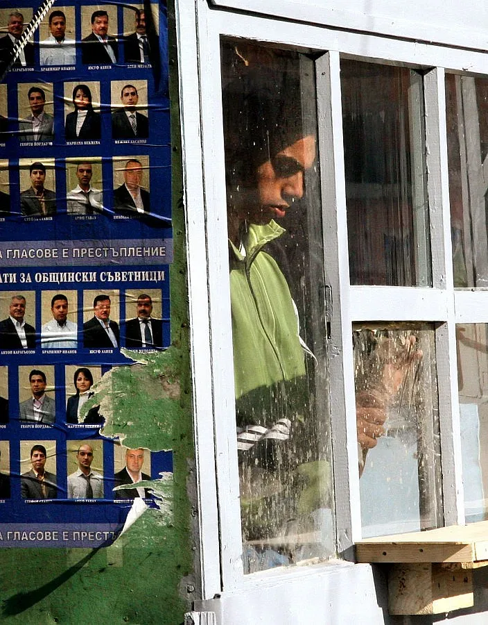 Народът изпитва политиците