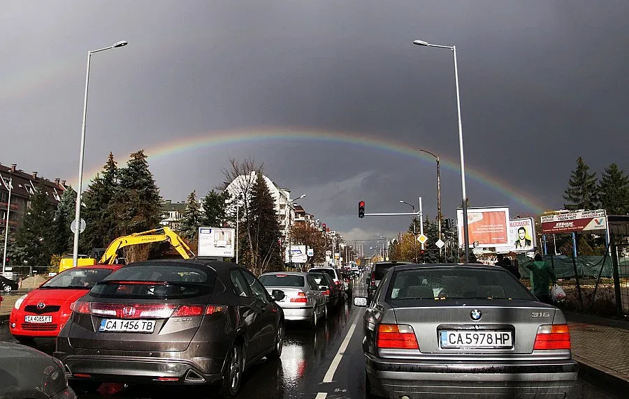 Пясък от Алжир докара цветен дъжд над София