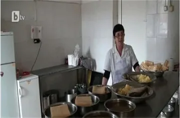 Деца от дом: Хранят ни с мухлясал хляб 