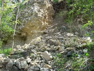 Свлачище отнесе половин шосе, село живее в страх