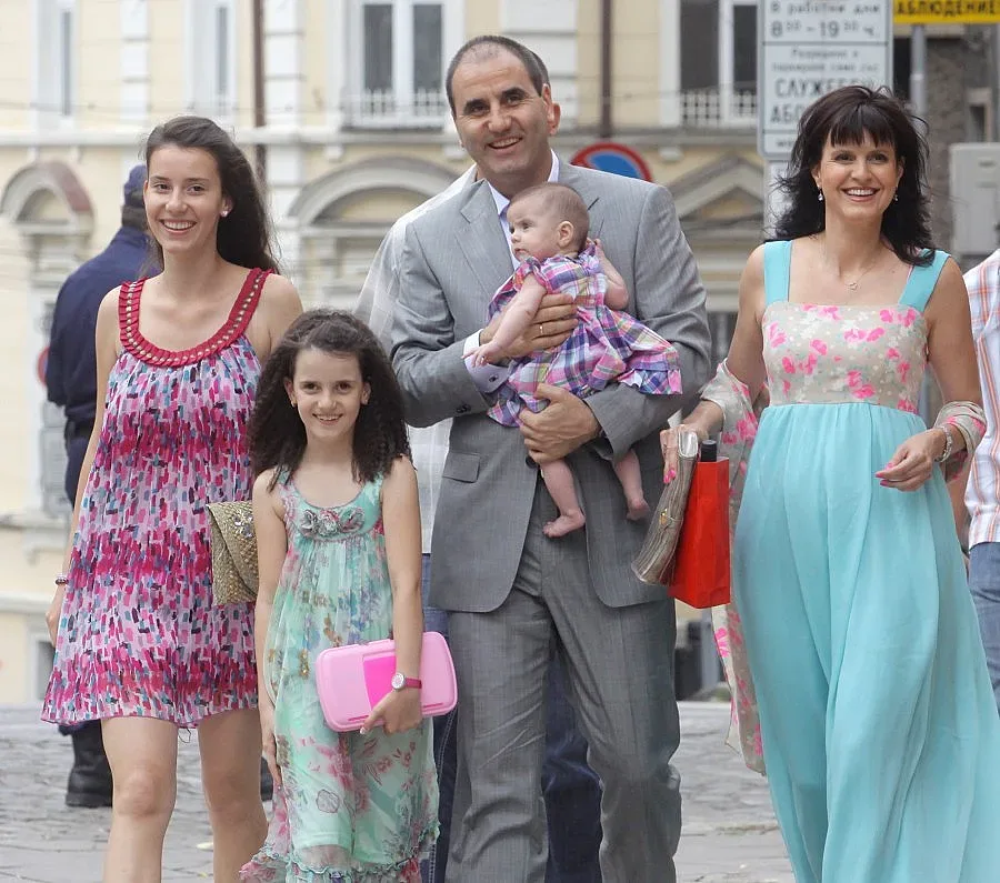 Татковци редуват памперси със събрания