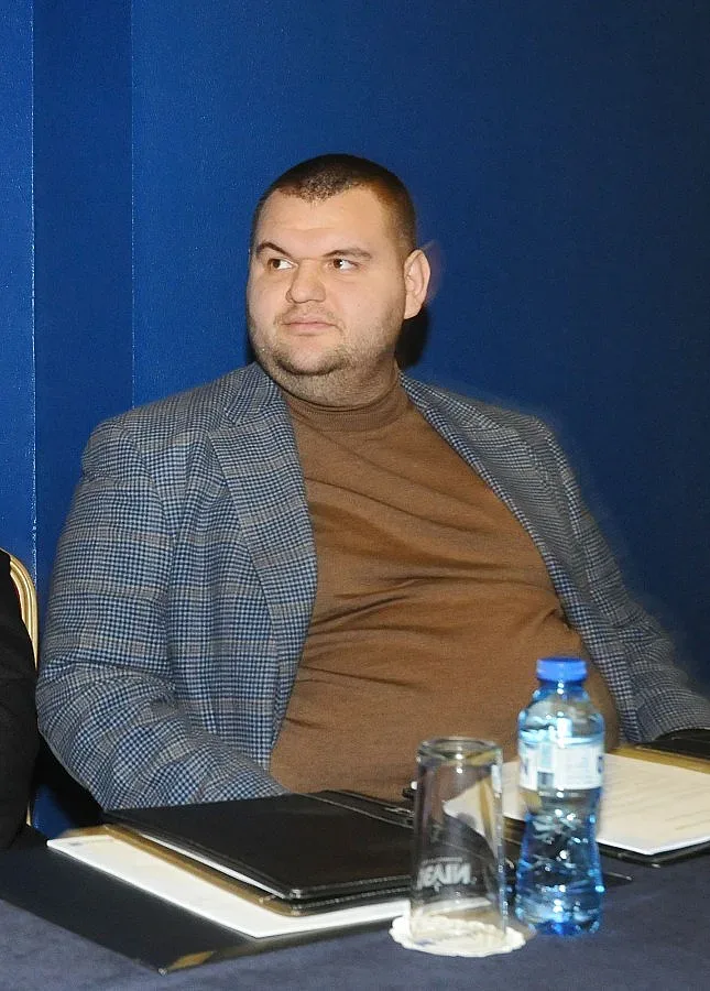 ВCC освободи временно Пеевски като следовател