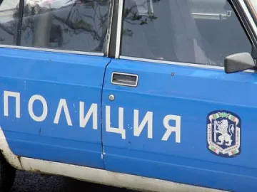 Англичанин кацна с кола върху селска къща