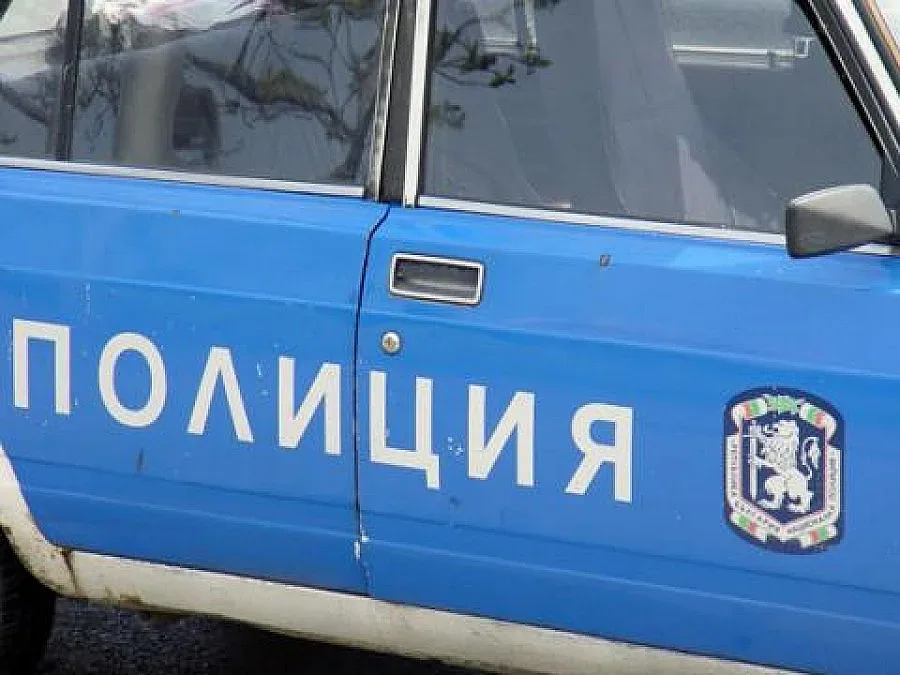 Англичанин кацна с кола върху селска къща