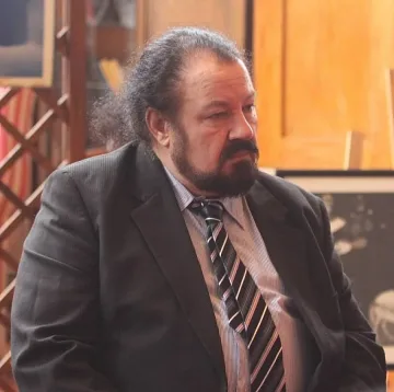 Оперен гаф в червените листи