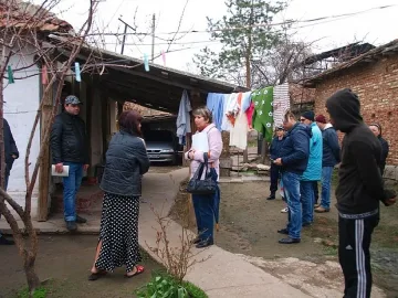 Кмет праща общинари да броят рискови съграждани