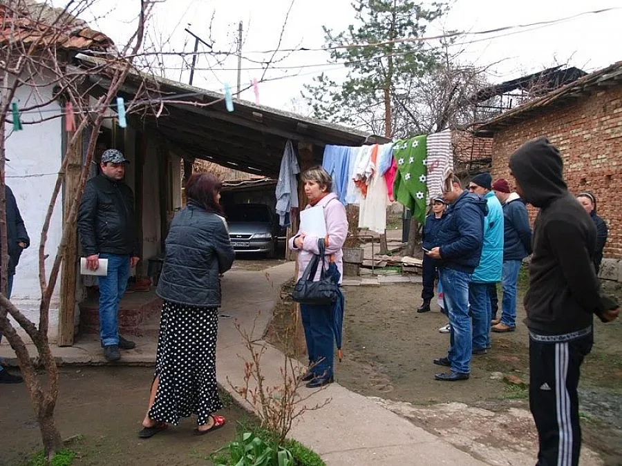 Кмет праща общинари да броят рискови съграждани