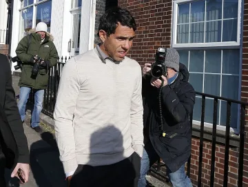 Осъдиха Карлос Тевес да боядисва пейки