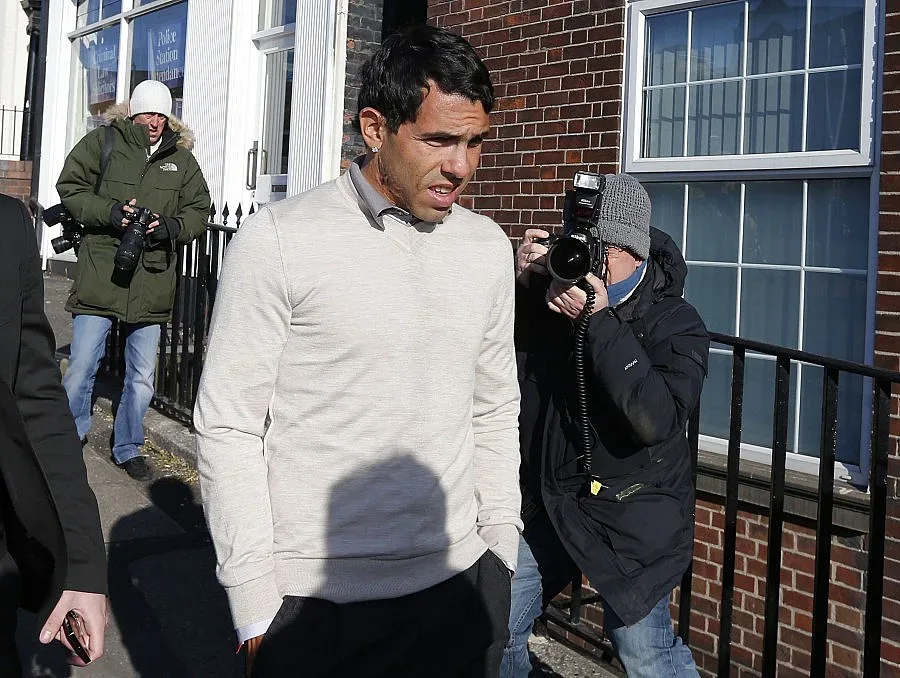 Осъдиха Карлос Тевес да боядисва пейки