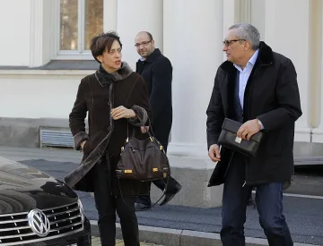 Командира пак ухажва Надежда