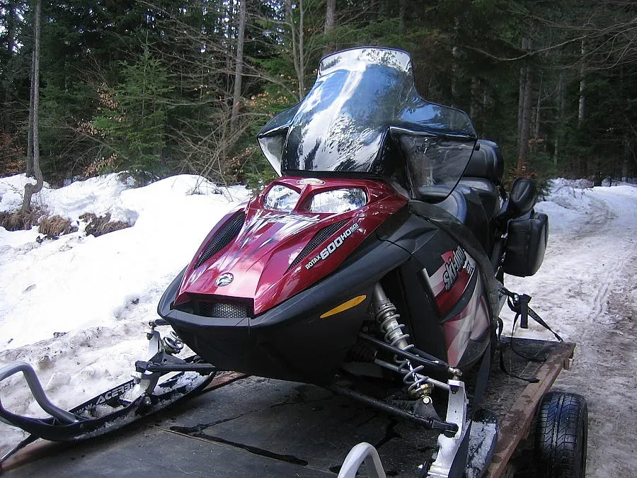 Спасяват закъсали туристи с нова моторна шейна