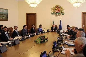 Министрите режат пари за компютри