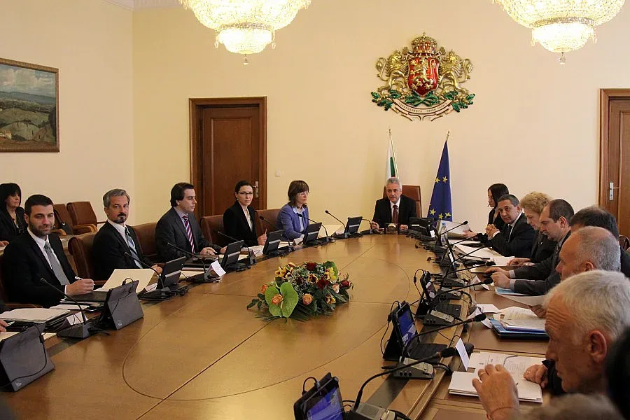 Министрите режат пари за компютри