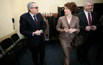 Надежда се развежда с Командира