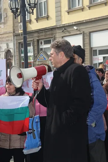 Уволниха за втори път доктора от Лом