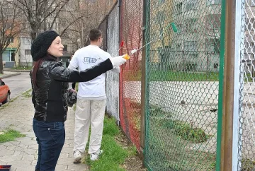 Младежи  от ГЕРБ наливат бетон в спортна площадка