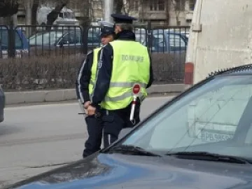 Закопчаха пътни инспектори за подкуп