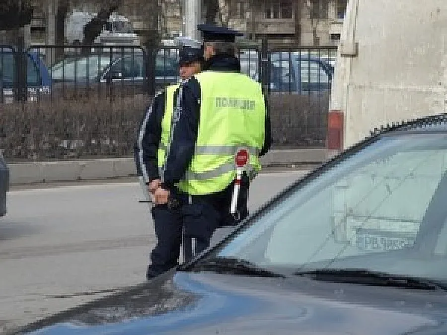 Закопчаха пътни инспектори за подкуп