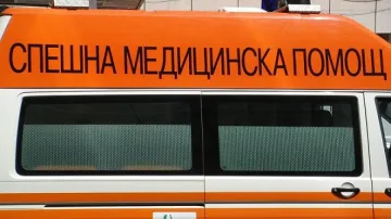 Двама загинаха след зверски удар в дърво