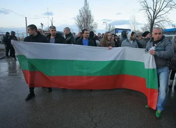 Дами се пазят с чадъри от бандити