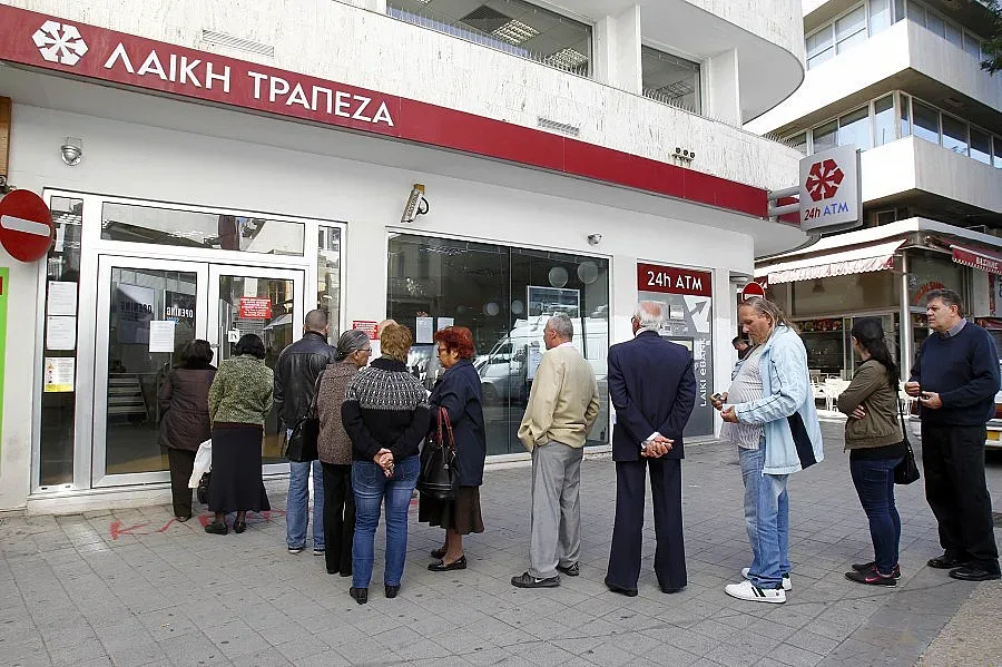 Банката на Кипър издава акции за 37,5% от депозити над 100 бона