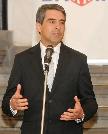 Плевнелиев праща политици на училище