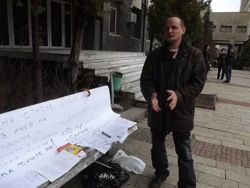 Отчаян баща дири детето си в Румъния