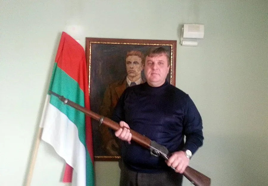 Подариха пушка на Каракачанов