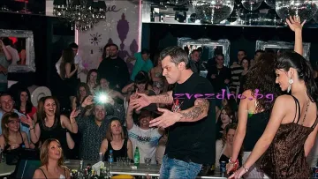 Куката учи фенки на танци