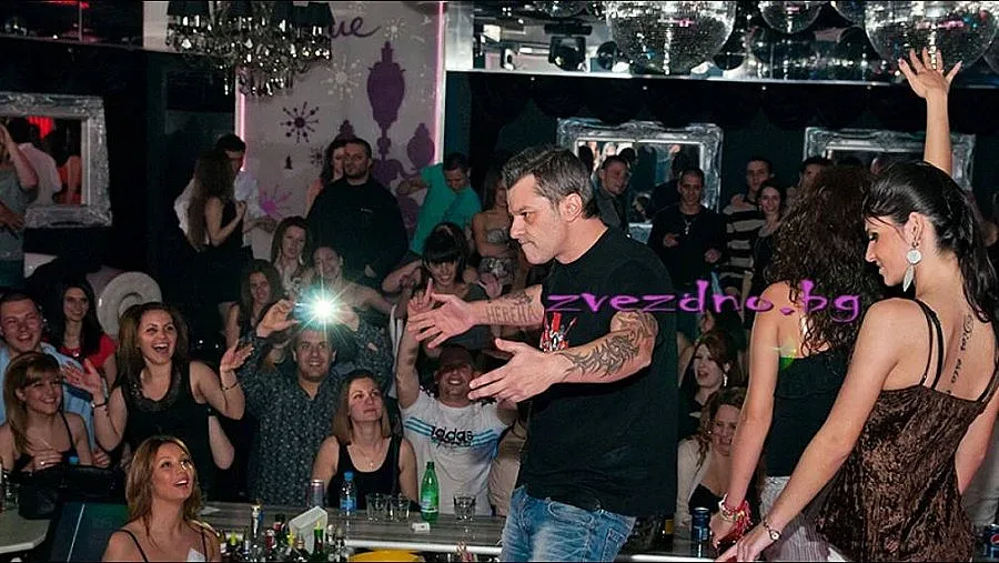 Куката учи фенки на танци
