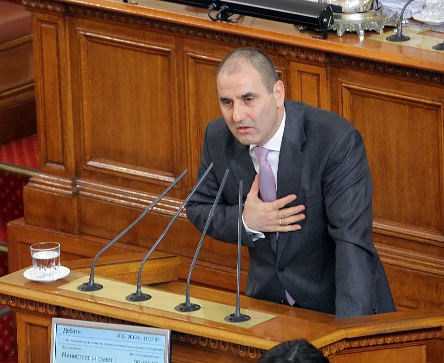 Цветанов и Станишев се хванаха за бръмбарите