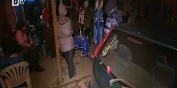 Родители на първолаци спят в коли