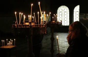 Брокер в расо изигра църквата