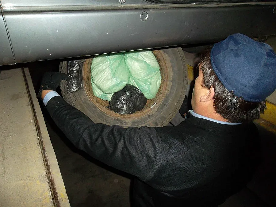 Митничари заловиха бус, натъпкан 240 хил. таблетки наркотик