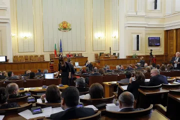 Метла за старите муцуни в парламента